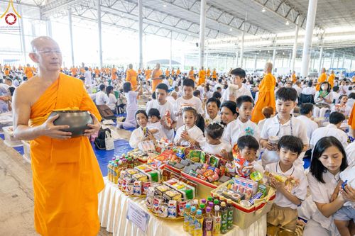 ภาพ No.151056:พิธีตักบาตร ในวันอาทิตย์ต้นเดือน วันที่ 1 กันยายน พ.ศ. 2567 ณ สภาธรรมกายสากล วัดพระธรรมกาย