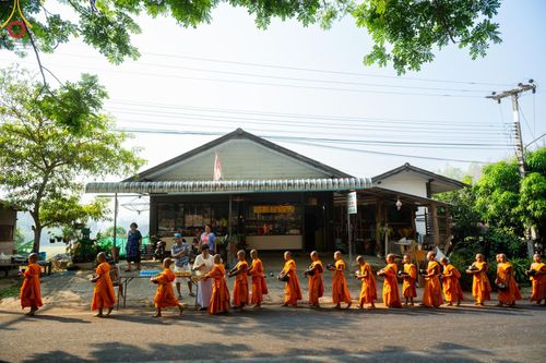 ภาพ No.62308:Photo Story  มหัศจรรย์วัดดงดินแดง Episode 4 กิจกรรมตักบาตรฉลองพระ-เณรกว่า 500 รูป