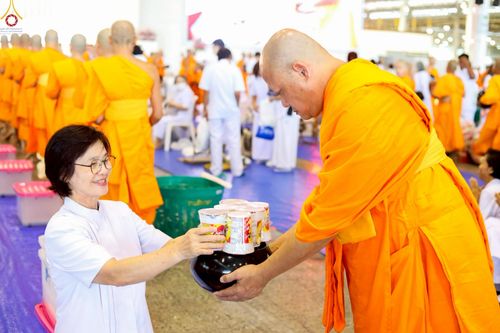 ภาพ No.243535:วันที่ 7 กันยายน พ.ศ. 2568 พิธีตักบาตร ข้าวสารอาหารแห้ง ในวันครูผู้ค้นพบวิชชาธรรมกาย ณ บ้านแก้วเรือนทองคุณยายฯ สภาธรรมกายสากล วัดพระธรรมกาย