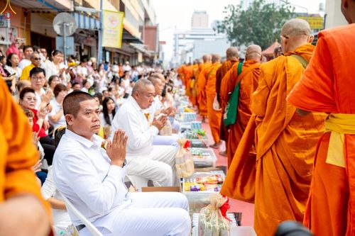 ภาพ No.237116:วันอาทิตย์ที่ 10 สิงหาคม พ.ศ. 2568 มหาสังฆทานครั้งยิ่งใหญ่ ตักบาตรพระ 10,000 รูป ถ.นิพัทธ์อุทิศ 3 ใจกลางนครหาดใหญ่ จ.สงขลา (ชุดที่ 2)