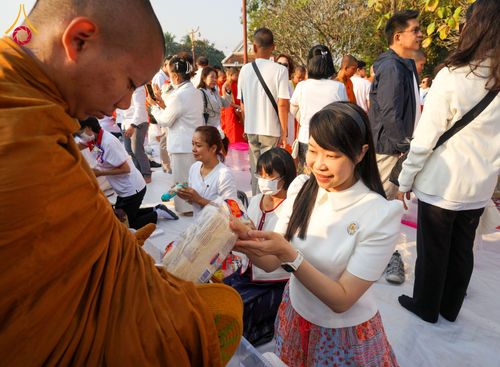 ภาพ No.208710:ตักบาตรพระ 1,743 รูป ครบรอบ 743 ปี นครน่าน ถวายเป็นพุทธบูชา น้อมบุญกุศลอุทิศให้บรรพบุรุษ วันอาทิตย์ ที่ 16 กุมภาพันธ์ พ.ศ. 2568 ณ ถนนคนเดินข่วงเมืองน่าน ต.ในเวียง อ.เมือง จ.น่าน