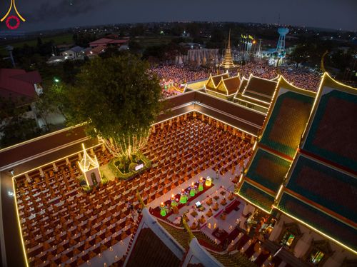 ภาพ No.112070:พิธีจุดประทีปถวายเป็นพุทธบูชา และบูชาธรรมมหาปูชนียาจารย์ พระมงคลเทพมุนี(สด จนฺทสโร) ในโครงการธรรมยาตรา กตัญญูบูชา มหาปูชนียาจารย์ พระมงคลเทพมุนี(สด จนฺทสโร) พระผู้ปราบมาร อนุสรณ์สถาน 7 แห่ง ปีที่ 12 วันที่ 14 มกราคม พ.ศ. 2567 ณ วัดสองพี่น้อง อ.สองพี่น้อง