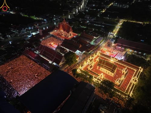 ภาพ No.197204:พิธีจุดประทีปถวายเป็นพุทธบูชา และบูชาธรรมมหาปูชนียาจารย์ ณ วัดโบสถ์(บน) ตำบลบางคูเวียง อำเภอบางกรวย จังหวัดนนทบุรี ในโครงการธรรมยาตรา กตัญญูบูชา มหาปูชนียาจารย์ พระมงคลเทพมุนี(สด จนฺทสโร) พระผู้ปราบมาร อนุสรณ์สถาน 7 แห่ง ปีที่ 13 วันที่ 18 มกราคม พ.ศ. 25