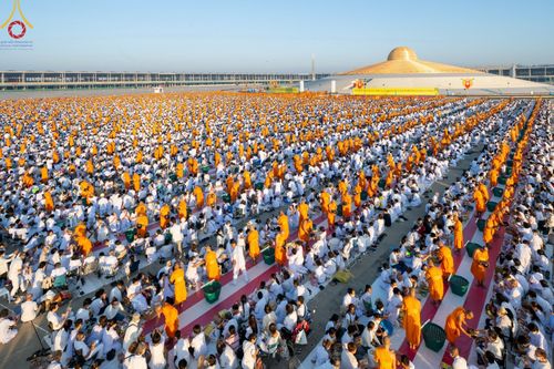ภาพ No.105301:พิธีตักบาตรฉลองพระบวชใหม่ รุ่นบูชาธรรมมหาปูชนียาจารย์ และต้อนรับศักราชใหม่ วันจันทร์ที่ 1 มกราคม พ.ศ. 2567 ณ ลานธรรมพระมหาธรรมกายเจดีย์ วัดพระธรรมกาย
