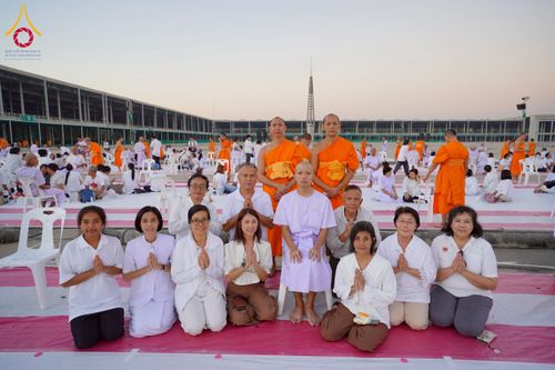 ภาพ No.274807:วันอาทิตย์ที่ 30 พฤศจิกายน พ.ศ. 2568 พิธีปลงผม โครงการอุปสมบทบูชาธรรมมหาปูชนียาจารย์ ปี 2568 ณ ลานธรรมพระมหาธรรมกายเจดีย์ ฝั่งทิศตะวันตก ระหว่างวิหารคดหมายเลข 8 และ 9 วัดพระธรรมกาย