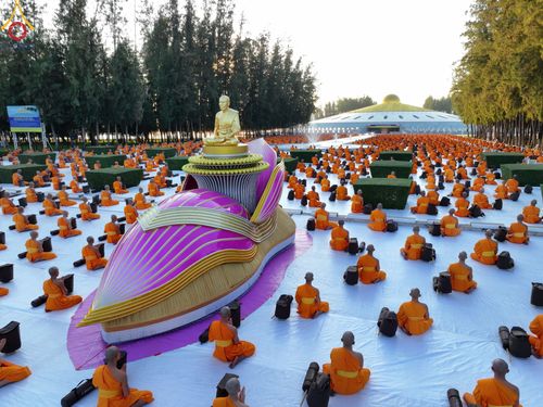 ภาพ No.104449:พระธรรมยาตราร่วมปฏิบัติธรรม และถ่ายภาพหมู่ประวัติศาสตร์ หน้ามหาวิหารพระมงคลเทพมุนี วันที่ 27 ธันวาคม พ.ศ. 2566