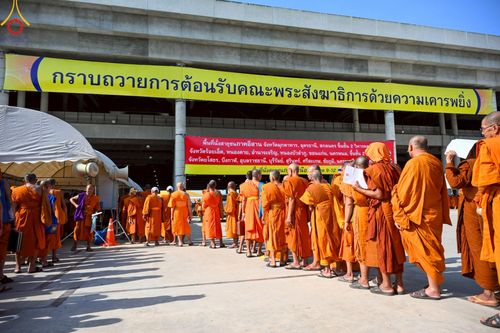 ภาพ No.219332:บรรยากาศการเดินทางเข้าวัดพระธรรมกาย , การต้อนรับปฏิสันถาร , การฉันภัตตาหารเช้า , การลงทะเบียนพระสังฆาธิการ  เนื่องในวันคุ้มครองโลก พิธีถวายมหาสังฆทานคณะสงฆ์ 40,000 กว่าวัดทั่วประเทศ ณ วัดพระธรรมกาย