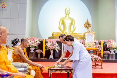 ภาพ No.214828:พิธีต้อนรับสัญญาบัตร พัดยศ พระราชวิเทศวชิรเวที (บัณฑิต วรปญฺโญ) เจ้าอาวาสวัดพระธรรมกายสกอตแลนด์ สหราชอาณาจักร ผู้ช่วยเจ้าอาวาสวัดพระธรรมกาย ณ อุโบสถพระไตรปิฏก วัดพระธรรมกาย