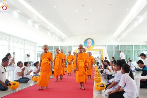 ภาพ No.134900:พิธีตัดปอยผม พิธีขอขมารับผ้าไตร พิธีบรรพชา และพิธีถวายบาตร ในโครงการบรรพชาสามเณร ฟื้นฟูพระพุทธศาสนาทั่วไทย  ณ ศูนย์ปฏิบัติธรรมและศูนย์อบรมเยาวชนเพชรบุรี ต.ท่าแลง อ.ท่ายาง จ.เพชรบุรี