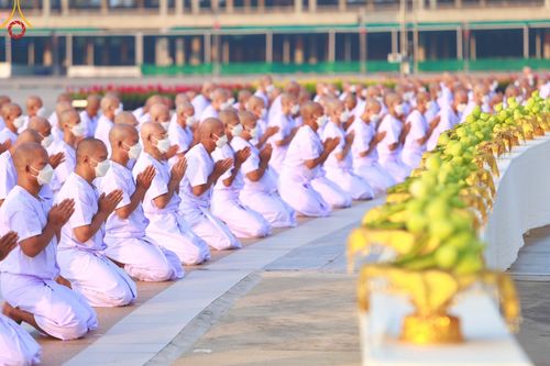 ภาพ No.101479:พิธีเวียนประทักษิณ, พิธีวันทาเจดีย์, พิธีขอขมาและมอบผ้าไตร ในโครงการอุปสมบทหมู่ รุ่นบูชาธรรมมหาปูชนียาจารย์ ณ วัดพระธรรมกาย ในวันที่ 9 ธันวาคม พ.ศ. 2566