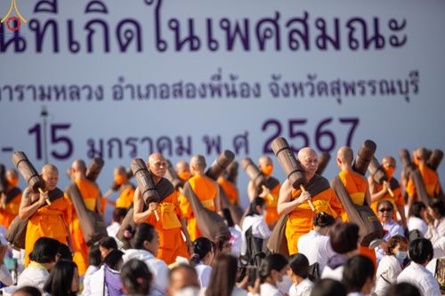 ภาพ No.110447:พิธีต้อนรับพระธรรมยาตรา ในโครงการธรรมยาตรากตัญญูบูชา มหาปูชนียาจารย์ พระมงคลเทพมุนี(สด จนฺทสโร) พระผู้ปราบมาร อนุสรณ์สถาน 7 แห่ง ปีที่ 12 วันที่ 11 มกราคม พ.ศ. 2567 ณ อนุสรณ์สถานลำดับที่ 3 สถานที่เกิดใหม่ในเพศสมณะ วัดสองพี่น้อง จ.สุพรรณบุรี