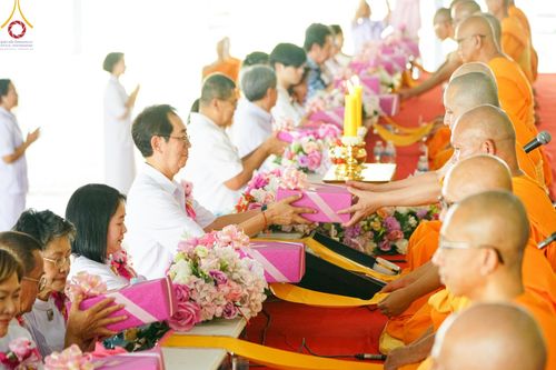 ภาพ No.172540:พิธีทอดกฐินเพื่อสร้าง "ลานเอนกประสงค์พญานาค 4 ตระกูล" วันที่ 15 พฤศจิกายน พ.ศ.2567 ณ พุทธอุทยานนานาชาติ อ.โพนพิสัย จ.หนองคาย