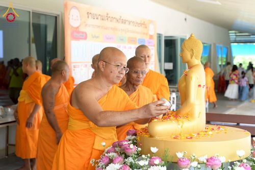ภาพ No.218108:วันอาทิตย์ที่ 13 เมษายน พ.ศ. 2568 พิธีตักบาตรฉลองสามเณรใหม่ 75 รูป เนื่องในวันสงกรานต์ (โครงการบรรพชาสามเณรฟื้นฟูพระพุทธศาสนาทั่วไทย ประจำปีพุทธศักราช 2568) ณ ศูนย์ปฏิบัติธรรมระยอง(บ้านช่องลม) ตำบลบางบุตร อำเภอบ้านค่าย จังหวัดระยอง