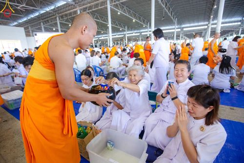 ภาพ No.158986:พิธีตักบาตร ในวันอาทิตย์ต้นเดือน วันที่ 6 ตุลาคม พ.ศ. 2567 ณ สภาธรรมกายสากล วัดพระธรรมกาย