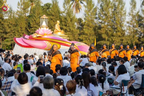 ภาพ No.107918:พิธีต้อนรับพระธรรมยาตรา ในโครงการธรรมยาตรากตัญญูบูชา มหาปูชนียาจารย์ พระมงคลเทพมุนี(สด จนฺทสโร) พระผู้ปราบมาร อนุสรณ์สถาน 7 แห่ง ปีที่ 12 วันที่ 7 มกราคม พ.ศ. 2567 ณ อนุสรณ์สถานคลองบางนางแท่น  อ.สามพราน จ.นครปฐม