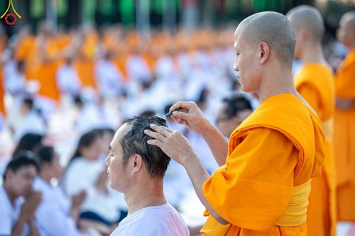 ภาพ No.180053:พิธีปลงผมนาคธรรมทายาท ในโครงการอุปสมบทหมู่ บูชาธรรมมหาปูชนียาจารย์ (ศูนย์อบรมวัดพระธรรมกาย) วันที่ 1 ธันวาคม พ.ศ. 2567 ณ ลานธรรมหารัตนวิหารคด วัดพระธรรมกาย จ.ปทุมธานี