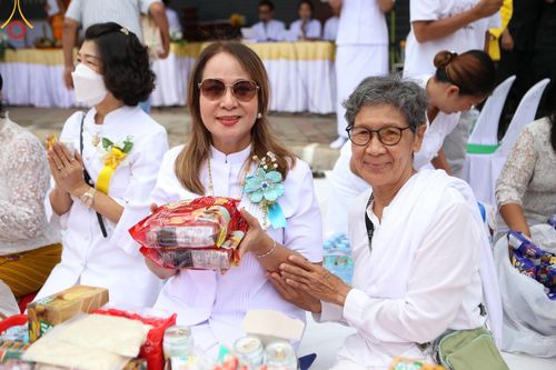 ภาพ No.146299:ตักบาตรพระ 1,384 รูป ทำบุญเมืองฝางครบรอบ 1,383 ปี ถวายเป็นพระราชกุศลแด่พระบาทสมเด็จพระเจ้าอยู่หัว เนื่องในโอกาสพระราชพิธีมหามงคล เฉลิมพระชนมพรรษา 6 รอบ 72 พรรษา วันเสาร์ที่ 27 กรกฎาคม พ.ศ.2567  ณ ถนนหน้าที่ว่าการอำเภอฝาง จ.เชียงใหม่