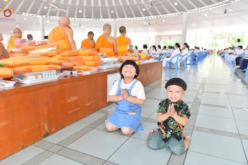 ภาพ No.147806:พิธีถวายภัตตาหารเมนูสวรรค์ ในพรรษาแห่งการเข้าถึงธรรม วันเสาร์ที่ 10 สิงหาคม พ.ศ. 2567 ณ หอฉันคุณยายอาจารย์ฯ วัดพระธรรมกาย