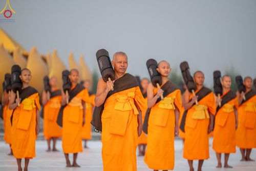 ภาพ No.198663:พระธรรมยาตราปฏิบัติธรรม และถ่ายภาพหมู่ประวัติศาสตร์ ณ อนุสรณ์สถานบางปลา วัดบางปลา อำเภอบางเลน จังหวัดนครปฐม ในโครงการธรรมยาตรา กตัญญูบูชา มหาปูชนียาจารย์ พระมงคลเทพมุนี(สด จนฺทสโร) พระผู้ปราบมาร อนุสรณ์สถาน 7 แห่ง ปีที่ 13 วันที่ 20 มกราคม พ.ศ. 2568