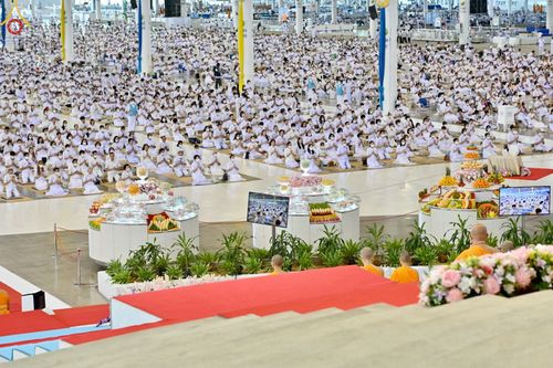 ภาพ No.86896:พิธีตักบาตร , พิธีบูชาข้าวพระ , พิธีจุดเทียนใจ ไฟนิรันดร์ อนันตชัย ในวันอาทิตย์ต้นเดือน 3 กันยายน พ.ศ. 2566 ณ วัดพระธรรมกาย