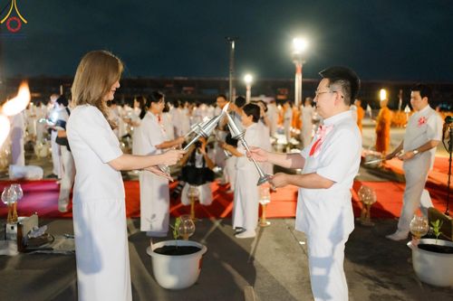 ภาพ No.160639:พิธีจุดประทีป 20,000 ดวง บูชาพระมหาธรรมกายเจดีย์ และบูชาพระมงคลเทพมุนี (สด จนฺทสโร) พระผู้ปราบมาร ณ ลานธรรม พระมหาธรรมกายเจดีย์ วัดพระธรรมกาย จ.ปทุมธานี วันที่ 10 ตุลาคม พ.ศ. 2567
