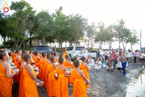 ภาพ No.217993:วันศุกร์ที่ 11 เมษายน พ.ศ. 2568 พระและสามเณร 99 รูป จากศูนย์ปฏิบัติธรรมระยอง(บ้านช่องลม) บิณฑบาต ณ ทุ่งปอเทือง ต.บางบุตร อ.บ้านค่าย จ.ระยอง เพื่อเป็นการฝึกสามเณรภาคฤดูร้อน ผ่านกิจวัตรบิณฑบาตในพื้นที่ชุมชน