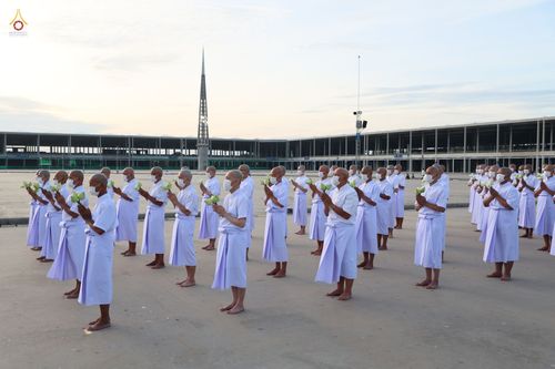 ภาพ No.47532:ประมวลภาพพิธีขอขมาและมอบผ้าไตร โครงการบรรพชาอุปสมบทหมู่ รุ่นเข้าพรรษา 2565