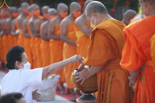 ภาพ No.43406: พิธีตักบาตรพระ 1,000 รูป ถวายเป็นพุทธบูชา ณ วัดห้วยตองสัก  จ.เชียงใหม่