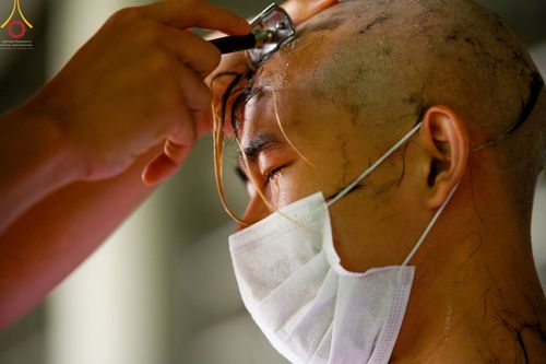 ภาพ No.43932:ประมวลภาพพิธีปลงผม ในโครงการอบรมธรรมทายาทระดับอุดมศึกษา รุ่นที่ 49