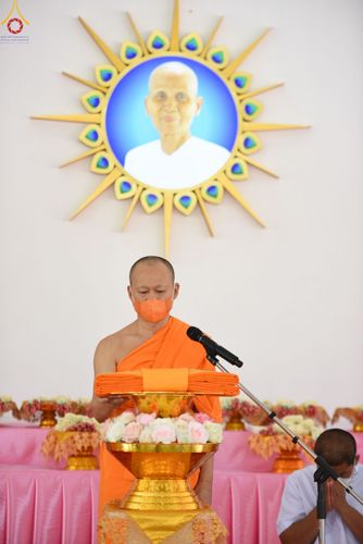 ภาพ No.51914:พิธีทอดผ้าป่าต่อเติมส่วนขยายหอฉันคุณยาย และเปิดป้ายคุณยายอาจารย์มหารัตนอุบาสิกาจันทร์ ขนนกยูง ณ ศูนย์ปฎิบัติธรรมสระบุรี