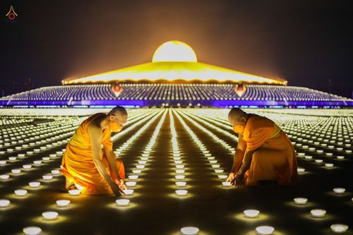 ภาพ No.38719:พิธีจุดประทีปถวายเป็นพุทธบูชา และพิธีลอยกระทงธรรม เนื่องในวันลอยกระทง ณ วัดพระธรรมกาย