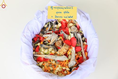 ภาพ No.49032:ประมวลภาพพิธีเก็บอัฐิและลอยอังคาร พระสุธรรมญาณวิเทศ  (สุธรรม สุธมฺโม)