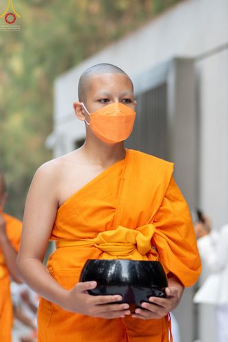 ภาพ No.45916:ประมวลภาพพิธีตักบาตรและทอดผ้าป่า โครงการบรรพชาสามเณรฟื้นฟูพระพุทธศาสนาทั่วไทย ณ อนุสรณ์สถานพระมงคลเทพมุนี