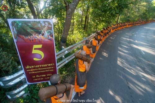 ภาพ No.39947:คณะพระภิกษุ - สามเณร วัดบ้านขุนกว่า ๓๐๐ รูป เดินธรรมยาตราฉลองแชมป์บาลี ๒๕๖๔