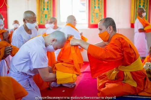 ภาพ No.40350:พิธีตัดปอยผม ปลงผม ขอขมารับผ้าไตรและพิธีบรรพชา ในโครงการอุปสมบท บูชาธรรมมหาปูชนียาจารย์ ประจำปี 2564 ชุดที่ 12