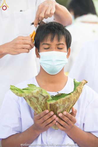 ภาพ No.39645:พิธีตัดปอยผม ปลงผม ขอขมารับผ้าไตรและพิธีบรรพชา ในโครงการอุปสมบท บูชาธรรมมหาปูชนียาจารย์ ประจำปี 2564 ชุดที่ 4
