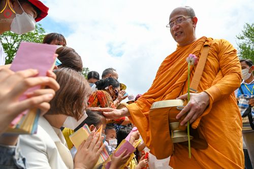 ภาพ No.46091:ประมวลภาพพิธีตักบาตรคณะสงฆ์เถรวาทนานาชาติ 500 รูป ณ วัดบาหว่าง จังหวัดกวางนิญ ประเทศเวียดนาม