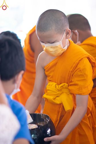 ภาพ No.45888:ประมวลภาพพิธีตักบาตรสรงน้ำพระ โครงการบรรพชาสามเณรฟื้นฟูพระพุทธศาสนาทั่วไทย ณ ศูนย์อบรมเยาวชนบางปะหัน