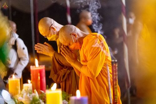 ภาพ No.46247:ประมวลภาพพิธีอัญเชิญไฟศักดิ์สิทธิ์ จากวัดเมินดุต ไปยังพระมหาเจดีย์บรมพุทโธ