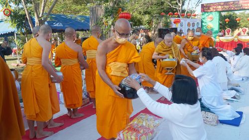 ภาพ No.43409: พิธีตักบาตรพระ 1,000 รูป ถวายเป็นพุทธบูชา ณ วัดห้วยตองสัก  จ.เชียงใหม่