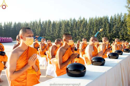 ภาพ No.41033:พิธีตัดปอยผม ปลงผม ขอขมารับผ้าไตรและพิธีบรรพชา ในโครงการอุปสมบท บูชาธรรมมหาปูชนียาจารย์ ประจำปี 2564 ชุดที่ 19