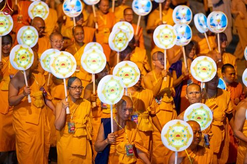 ภาพ No.46215:ประมวลภาพกิจกรรมเฉลิมฉลองวันวิสาขบูชานานาชาติ ณ วัดบ่าหว่าง ประเทศเวียดนาม