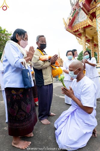 ภาพ No.40270:พิธีตัดปอยผม ปลงผม ขอขมารับผ้าไตรและพิธีบรรพชา ในโครงการอุปสมบท บูชาธรรมมหาปูชนียาจารย์ ประจำปี 2564 ชุดที่ 11