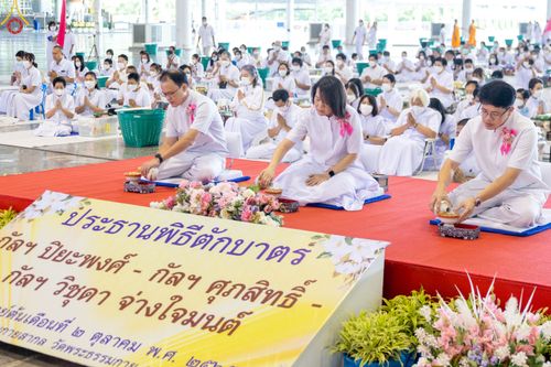 ภาพ No.52235:ประมวลภาพพิธีตักบาตรข้าวสารอาหารแห้ง (วันอาทิตย์ต้นเดือนตุลาคม) ณ บ้านแก้วเรือนทองคุณยายฯ วัดพระธรรมกาย