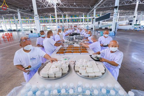 ภาพ No.40011:พิธีตัดปอยผม ปลงผม ขอขมารับผ้าไตรและพิธีบรรพชา ในโครงการอุปสมบท บูชาธรรมมหาปูชนียาจารย์ ประจำปี 2564 ชุดที่ 8