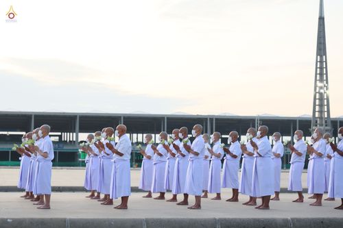 ภาพ No.47534:ประมวลภาพพิธีขอขมาและมอบผ้าไตร โครงการบรรพชาอุปสมบทหมู่ รุ่นเข้าพรรษา 2565