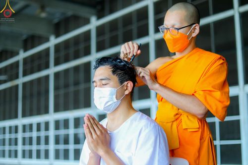 ภาพ No.43933:ประมวลภาพพิธีปลงผม ในโครงการอบรมธรรมทายาทระดับอุดมศึกษา รุ่นที่ 49