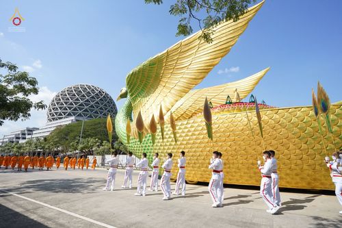 ภาพ No.42661:พิธีอัญเชิญมยุรนาวากาศ ประดิษฐาน ณ อาคาร 100 ปี เนื่องในวันคล้ายวันเกิด ครบ 113 ปี คุณยายอาจารย์มหารัตนอุบาสิกาจันทร์ ขนนกยูง