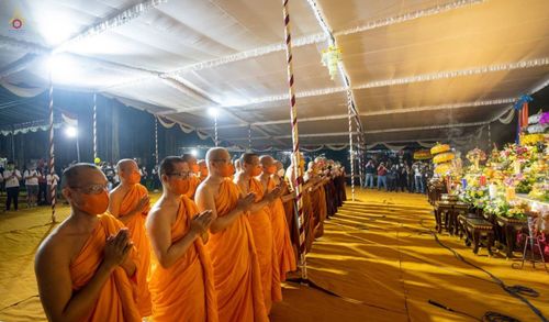 ภาพ No.46248:ประมวลภาพพิธีอัญเชิญไฟศักดิ์สิทธิ์ จากวัดเมินดุต ไปยังพระมหาเจดีย์บรมพุทโธ