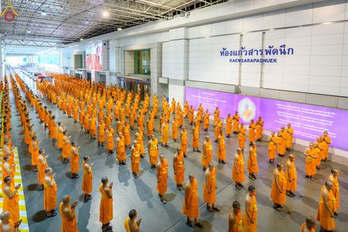 ภาพ No.48494:ประมวลภาพพิธีรับร่างนักสร้างบารมี พระเดชพระคุณพระสุธรรมญาณวิเทศ วิ. (สุธรรม สุธมฺโม)